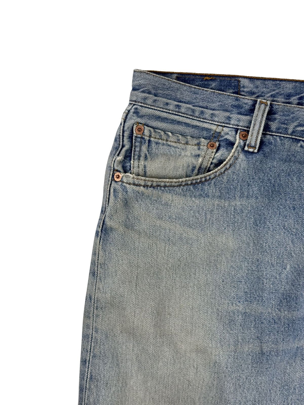 Detailansicht der vorderen rechten Seite der Jeans mit Fokus auf die kleine Münztasche (Coin Pocket) am Hosenbund.