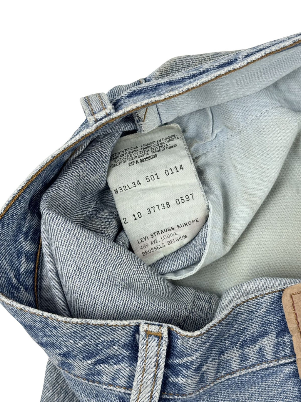 Detailansicht des inneren weißen Papieretiketts (Size Tag) einer Vintage Levi's 501 mit den Größenangaben „W32 L34“, dem Produktionscode „0597“ (Mai 1997) und dem Aufdruck „Levi Strauss Europe“.