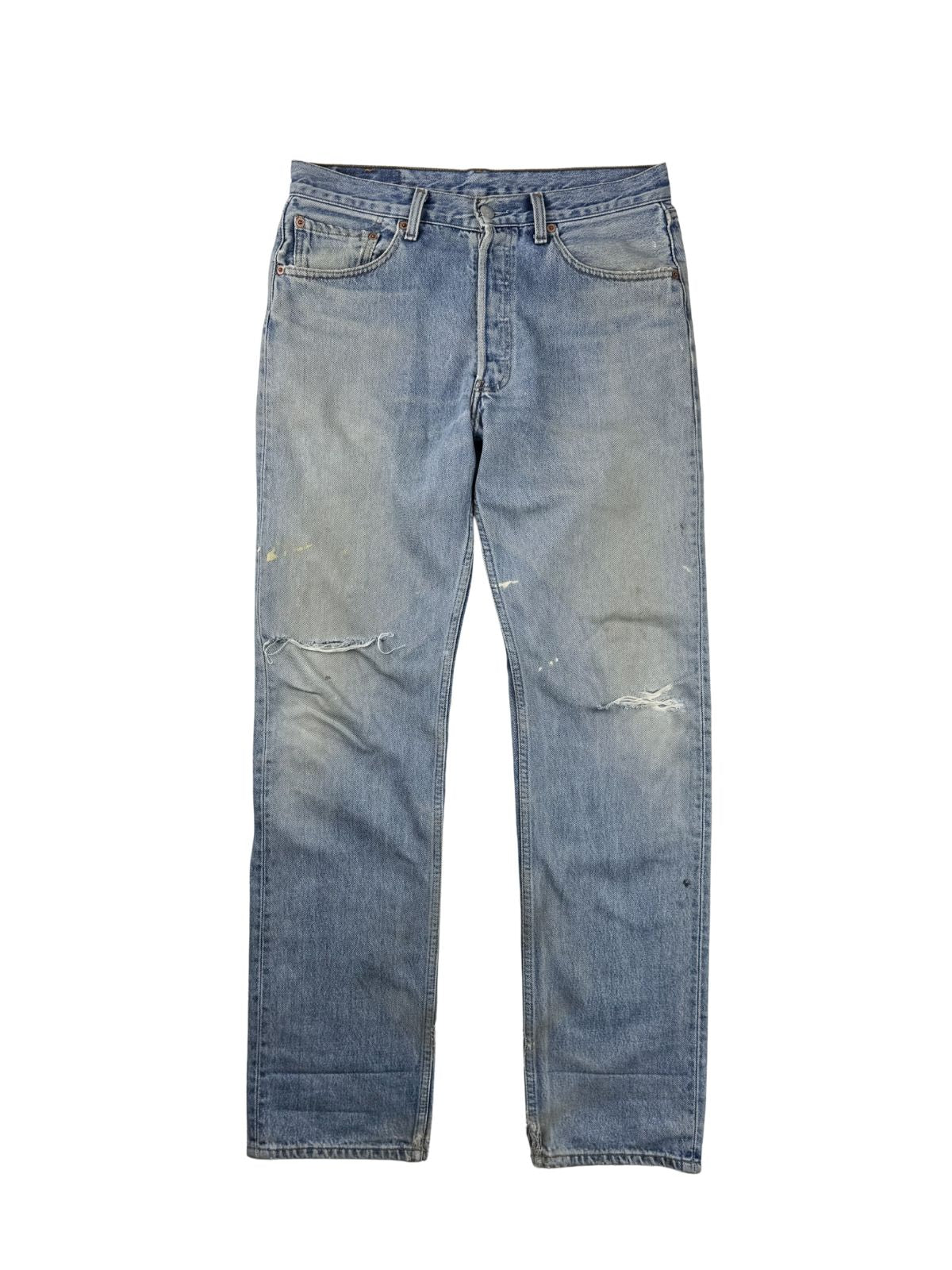 Vintage Levi's 501 Jeans aus dem Jahr 1997 in der Frontansicht. Hellblaue Distressed-Denim mit geradem Bein (Straight Leg), markanten Knierissen und authentischen Farbspritzern.