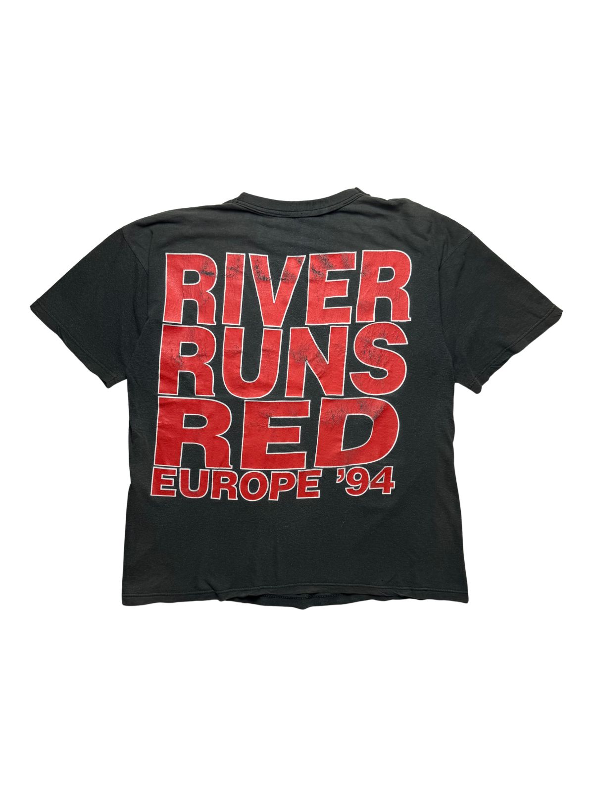 Rückseite des schwarzen Life of Agony Tour-Shirts von 1994 in der Gesamtansicht mit großem, rot-weiß umrandetem Backprint „RIVER RUNS RED EUROPE '94“.