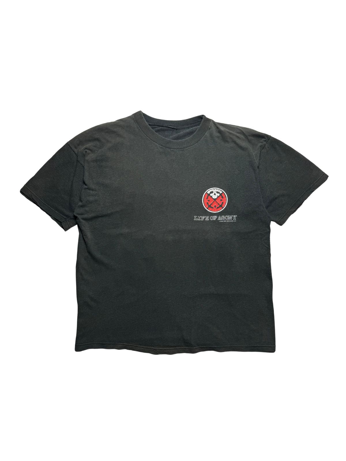 Originales schwarzes Vintage Life of Agony T-Shirt von 1994 in der vorderen Gesamtansicht mit dezentem Band-Logo auf der linken Brust.
