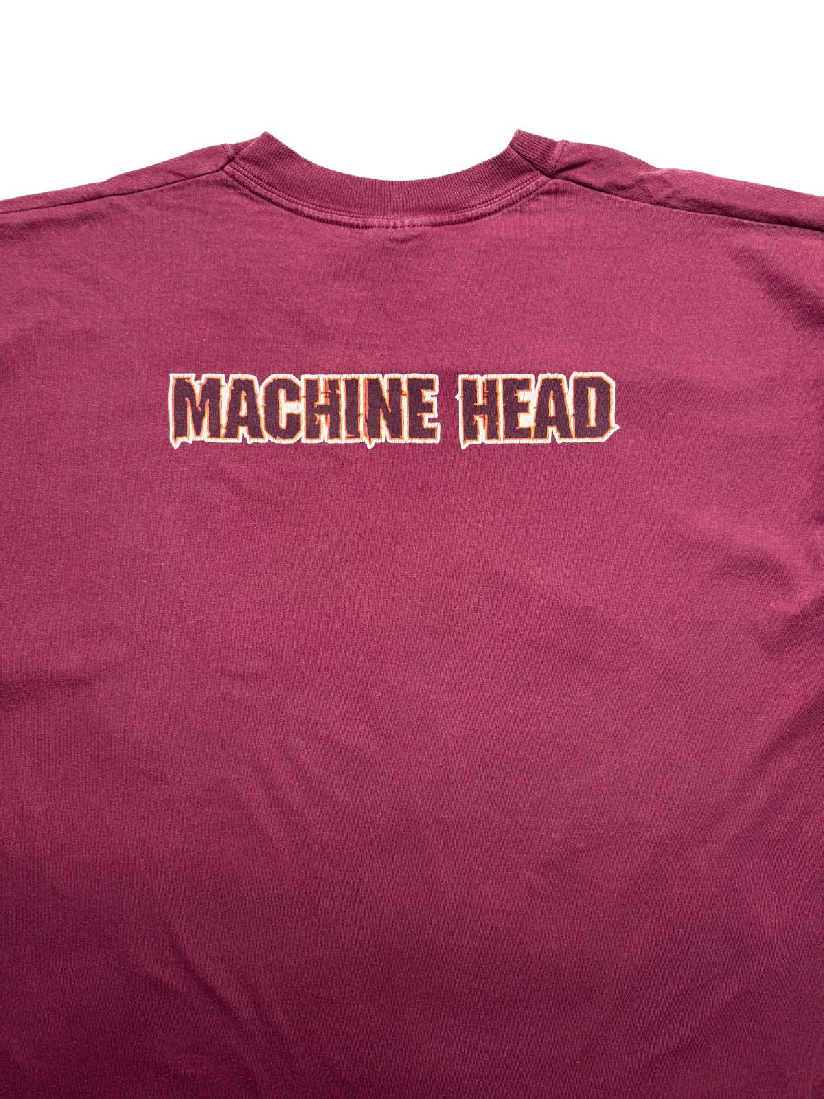 Detaillierte Ansicht des oberen Backprints mit dem braun-weiß umrandeten „MACHINE HEAD“-Logo auf dem leicht verwaschenen weinroten Baumwollstoff.