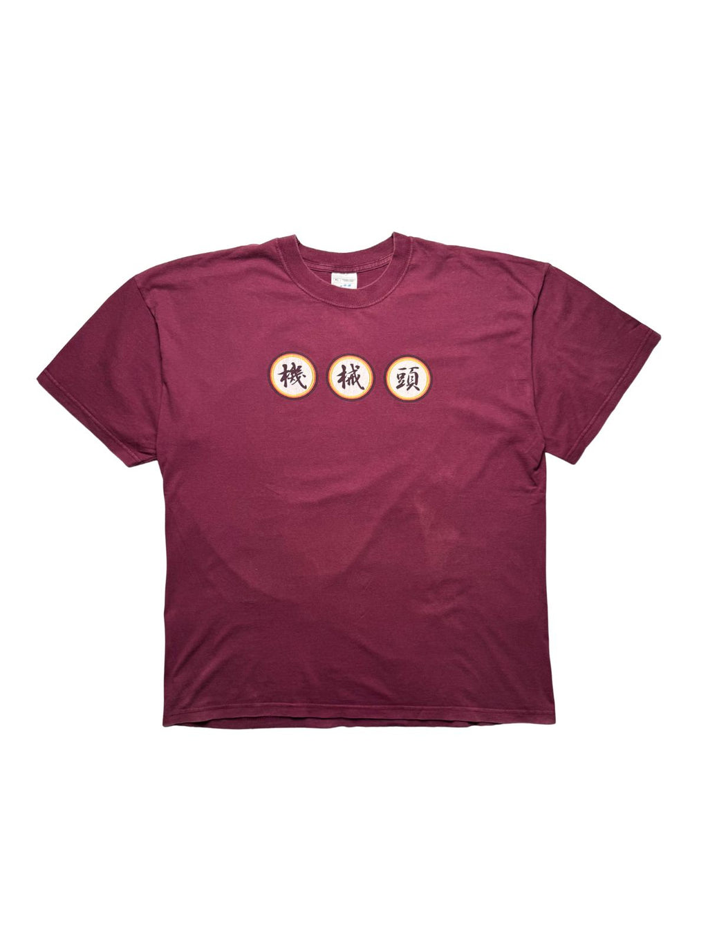 Originales maroon-rotes/weinrotes Vintage Machine Head T-Shirt von 2000 zum Album „The Burning Red“ in der vorderen Gesamtansicht mit japanischen Kanji-Zeichen.