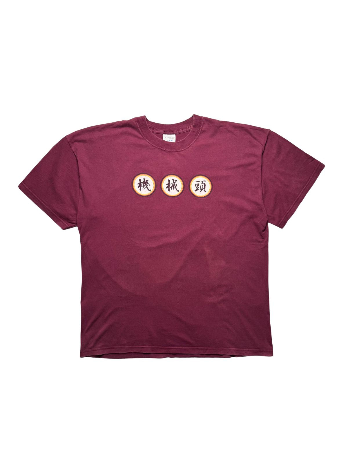 Originales maroon-rotes/weinrotes Vintage Machine Head T-Shirt von 2000 zum Album „The Burning Red“ in der vorderen Gesamtansicht mit japanischen Kanji-Zeichen.