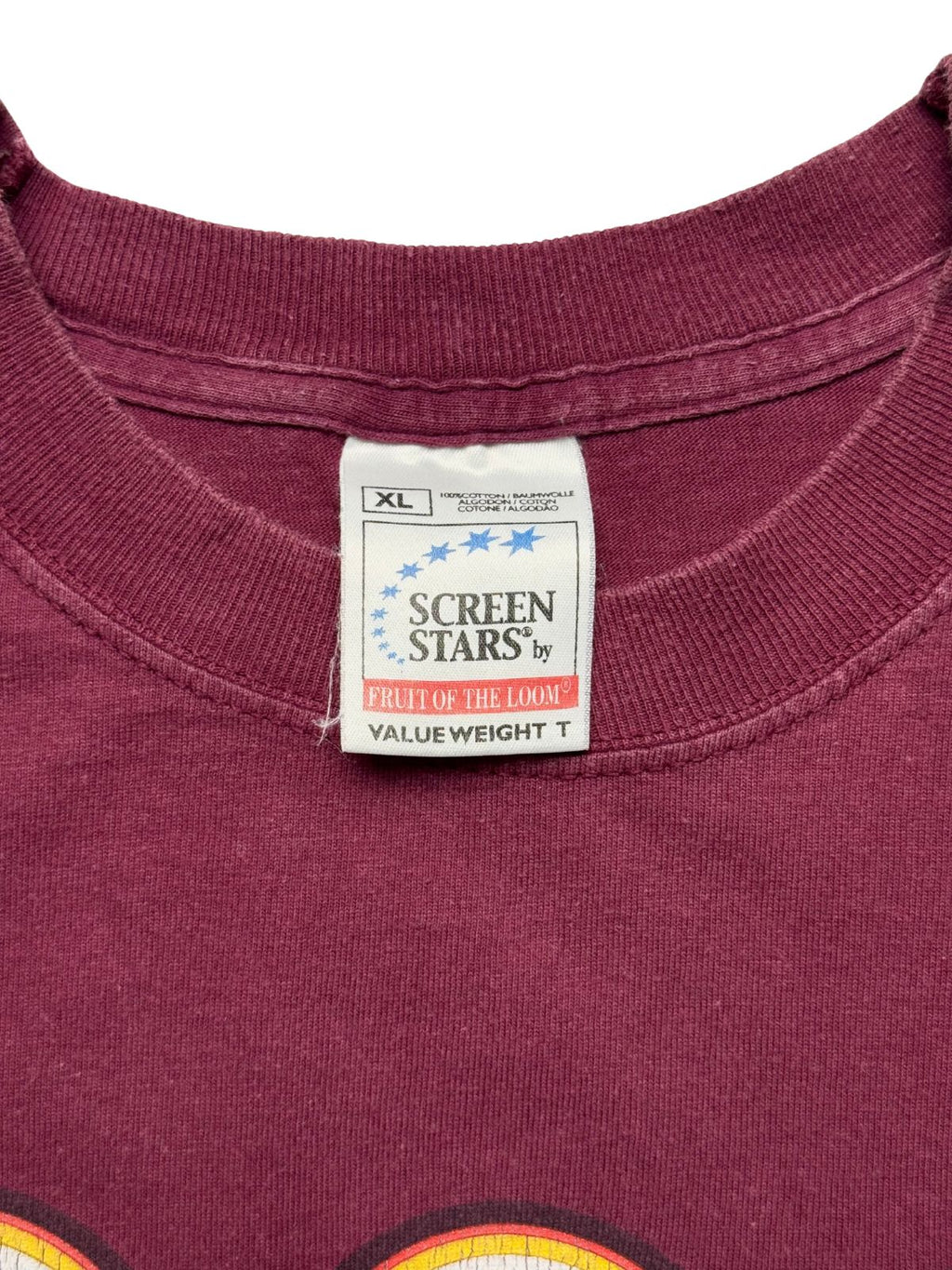 Nahaufnahme des Kragens mit dem originalen, gut erhaltenen weißen Nackenetikett der Marke „SCREEN STARS by FRUIT OF THE LOOM (ValueWeight T)“ in Größe XL.