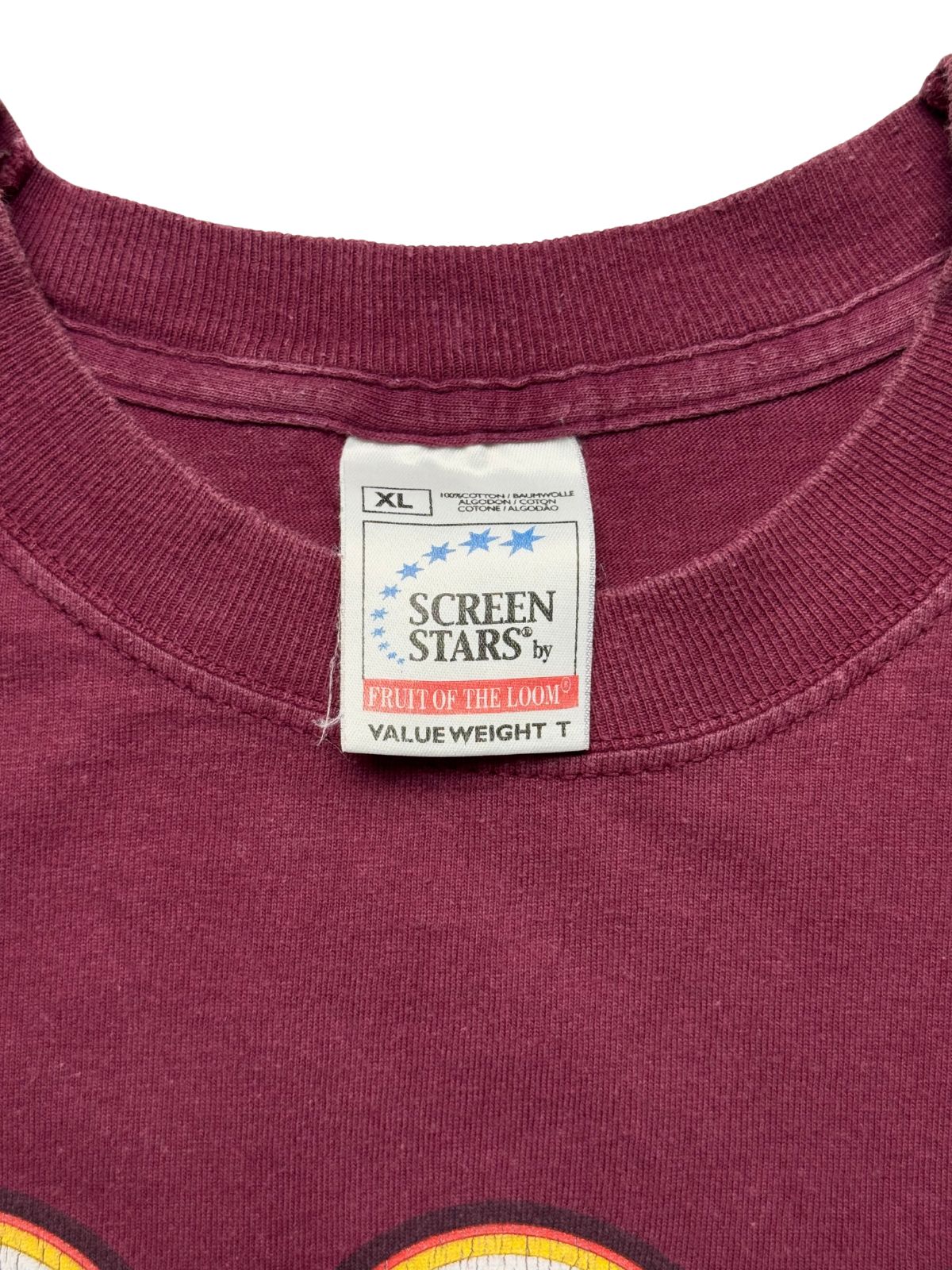 Nahaufnahme des Kragens mit dem originalen, gut erhaltenen weißen Nackenetikett der Marke „SCREEN STARS by FRUIT OF THE LOOM (ValueWeight T)“ in Größe XL.
