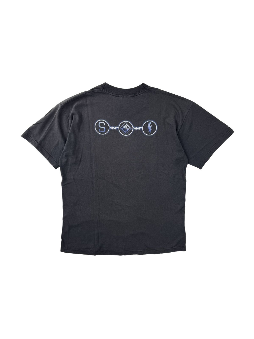 Rückansicht des schwarzen Machine Head „Supercharger“ Shirts mit drei kreisförmigen Symbolen (S, MH-Logo, Blitz) auf der oberen Rückenpartie.