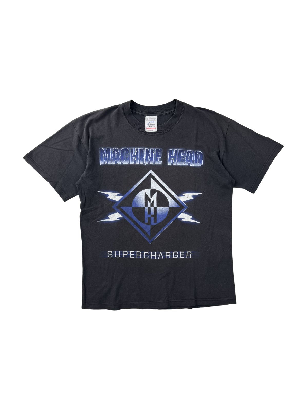 Foto 1 (Vorderansicht flach): Vorderseite eines schwarzen Machine Head Vintage Band-Shirts zum Album „Supercharger“ (2001) mit großem Grafikprint und blauem Bandlogo auf weißem Hintergrund.