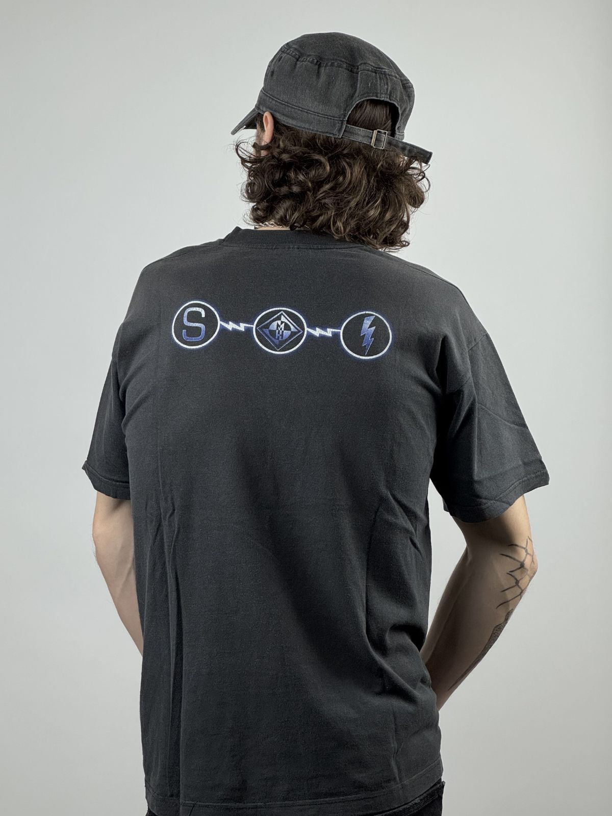Rückenansicht einer Person, die das Machine Head Vintage Shirt trägt; zeigt die Platzierung des Backprints zwischen den Schulterblättern.