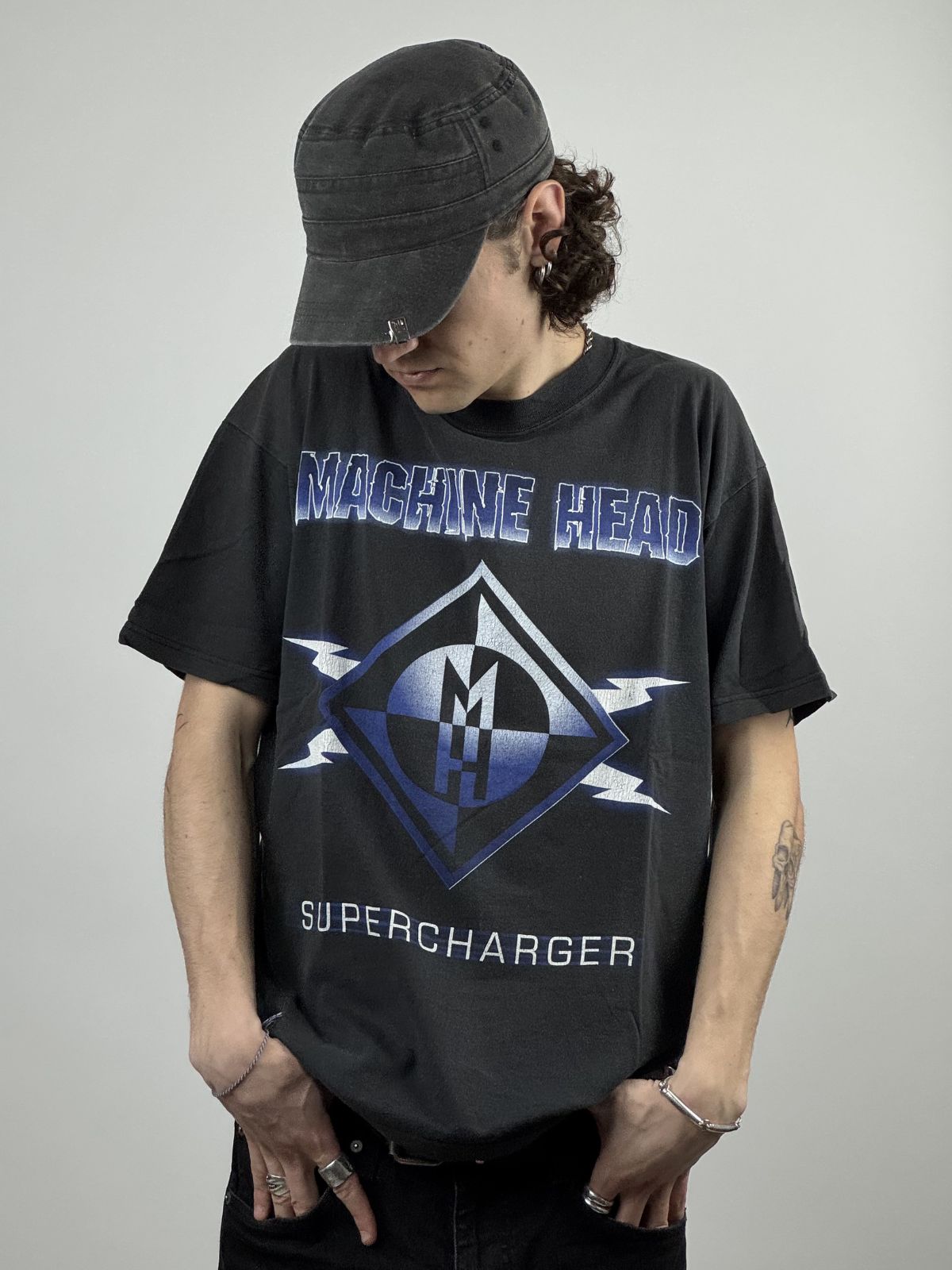 Ein Model mit Mütze trägt das Machine Head „Supercharger“ 2001 Band-Shirt in einem lockeren Vintage-Look (Streetwear-Style).