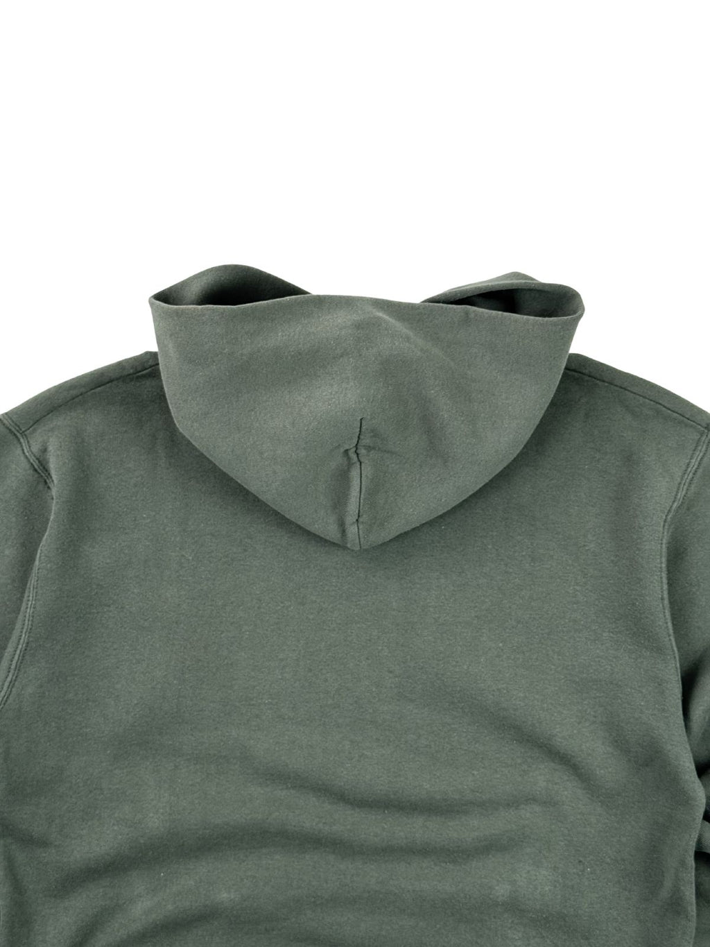 Detailansicht der oberen Rückseite des Pullovers mit Fokus auf die angesetzte Kapuze und die Schulternähte des verwaschenen Stoffs.