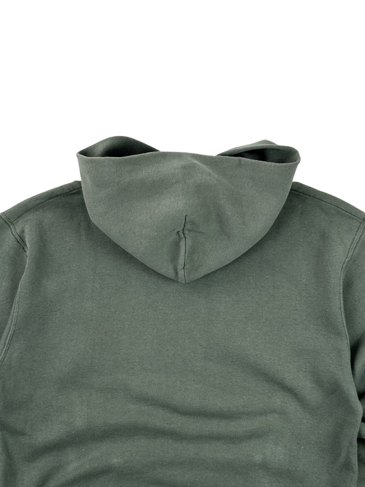 Detailansicht der oberen Rückseite des Pullovers mit Fokus auf die angesetzte Kapuze und die Schulternähte des verwaschenen Stoffs.