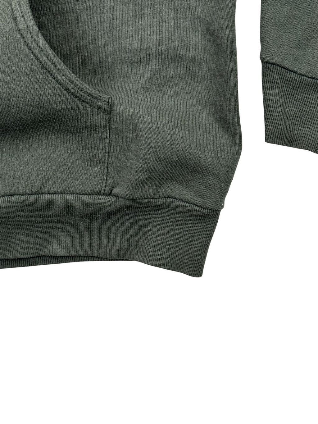 Detailansicht des unteren Rippstrickbündchens und der Kängurutaschen-Naht des Vintage-Sweatshirts zur Qualitätsüberprüfung.