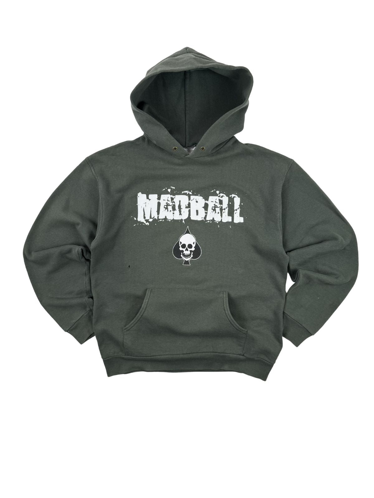 Komplettansicht der Vorderseite eines dunkelgrünen Vintage Madball Hardcore-Hoodies aus den frühen 2000er Jahren. Der Kapuzenpullover zeigt den weißen Band-Schriftzug im Distressed-Look und das „Ace of Spades“-Totenkopf-Logo über einer Kängurutasche. Flatlay auf weißem Hintergrund.
