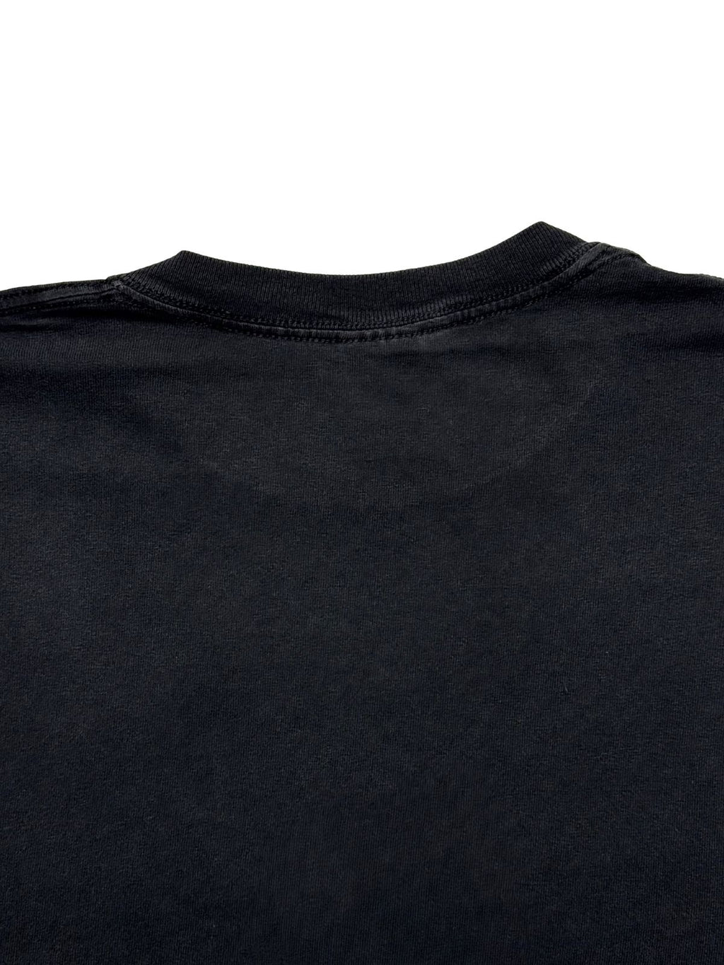 Detailaufnahme der oberen Rückseite mit Fokus auf das elastische Nackenbündchen und die feine Baumwollstruktur.