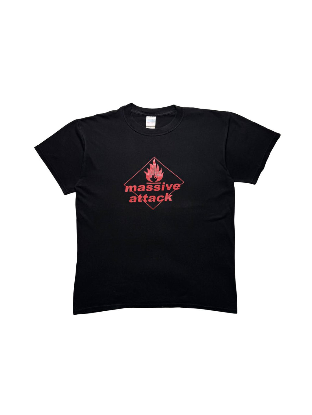 Schwarzes Vintage Massive Attack T-Shirt aus den 2000er Jahren in der Frontansicht. Klassisches Trip-Hop-Bandshirt mit dem roten Flammen-Logo des Albums „Blue Lines“.