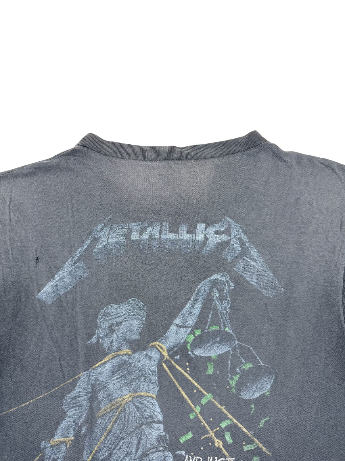 Detailansicht des Nackenbereichs und des Metallica-Logos auf der Rückseite; Fokus auf dem authentischen Sun-Faded-Effekt und der verwaschenen Textur des Baumwollstoffs.