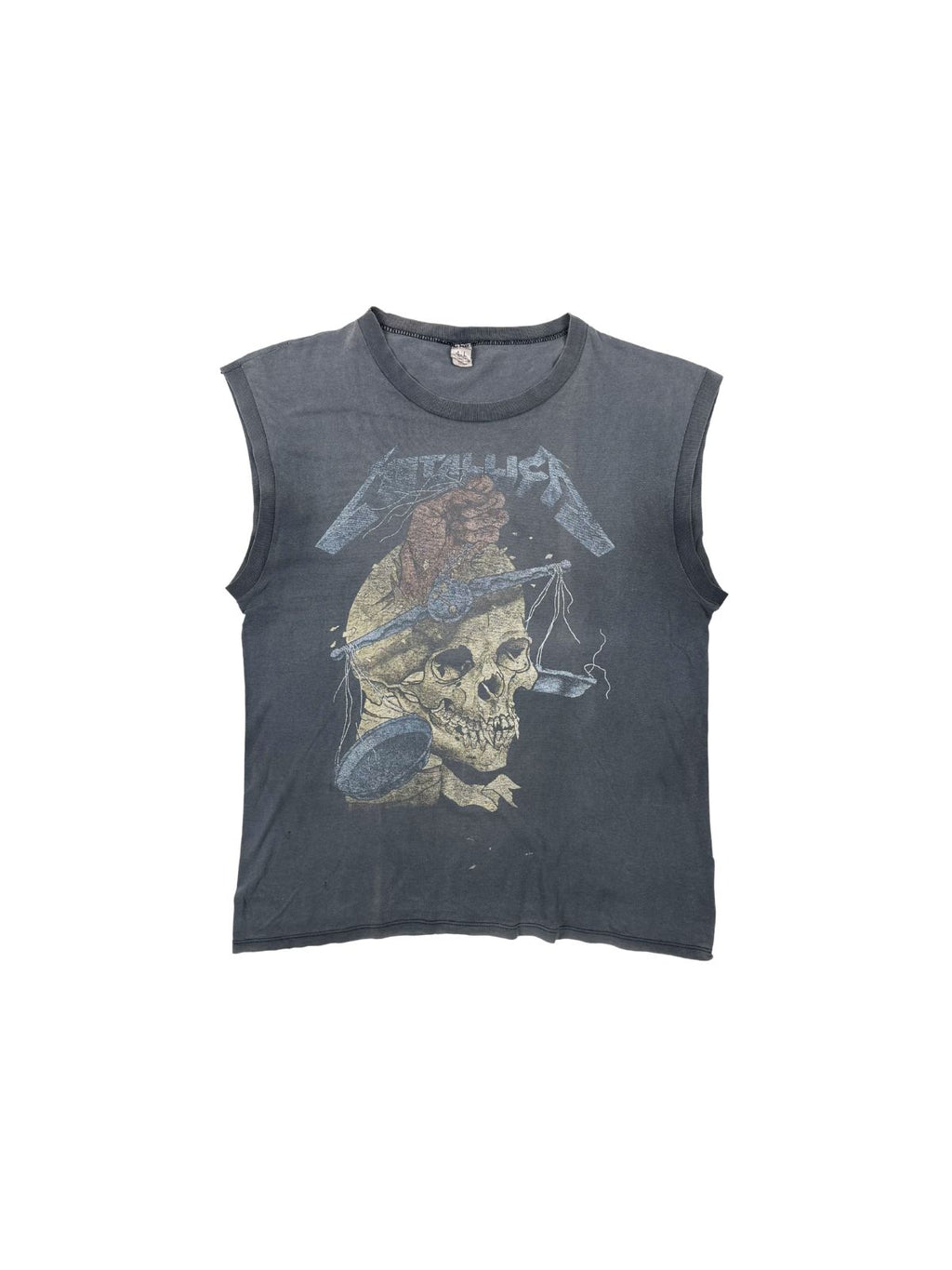 Vorderansicht eines extrem seltenen Metallica Vintage Tank Tops zum Album „...And Justice for All“ aus den späten 1980ern; zeigt den „Their Money Tips Her Scales Again“ Grafikprint mit Totenkopf auf stark sonnengebleichtem, anthrazitfarbenem Stoff.