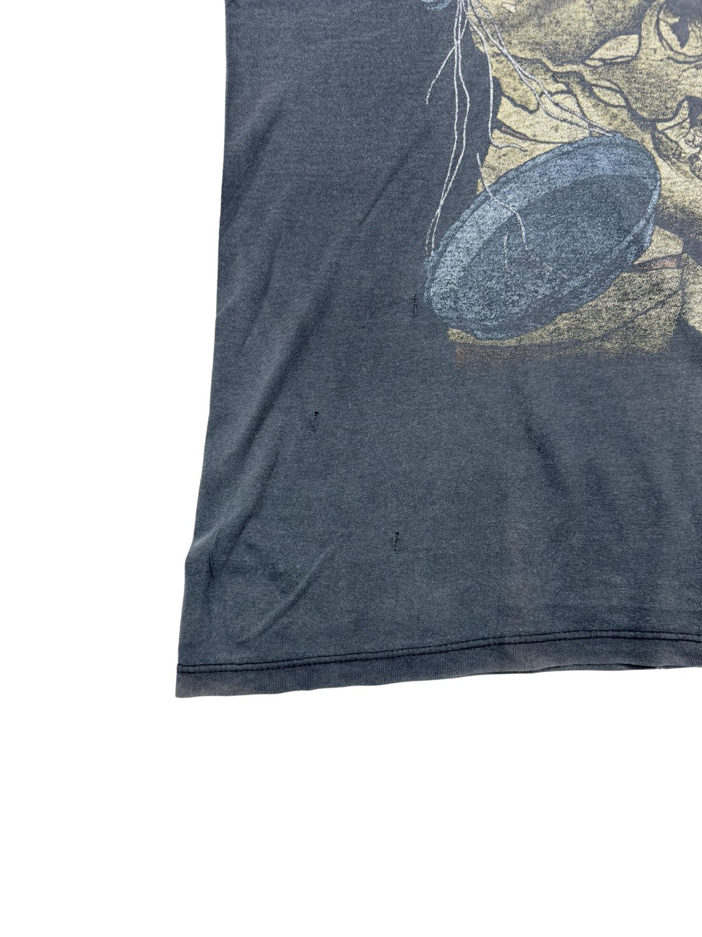 Transparente Detailansicht kleiner Löcher und Abnutzungen am unteren Saum; ein klares Zeichen für den echten „Thrashed Vintage“-Zustand der 80er Jahre.