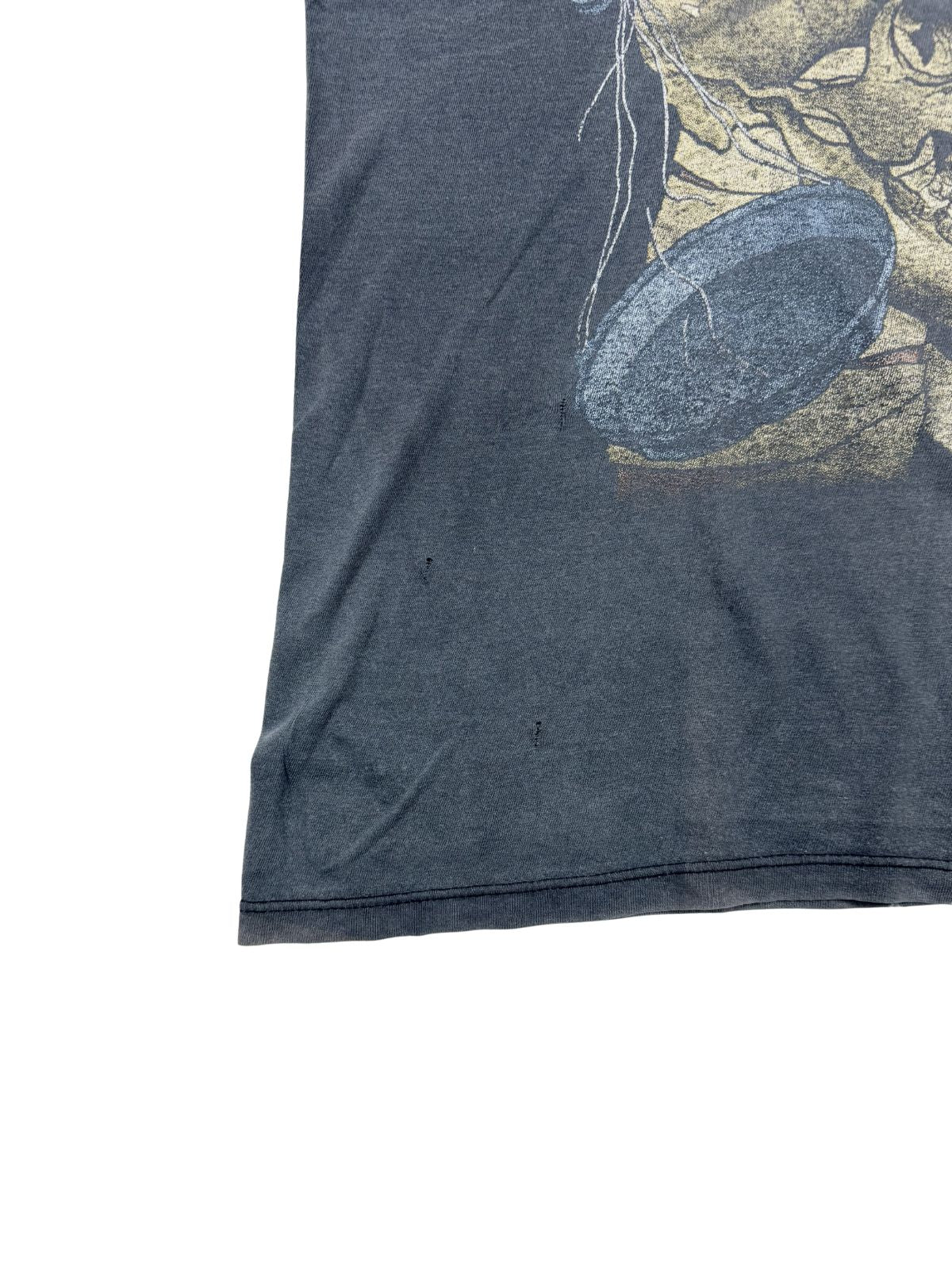 Transparente Detailansicht kleiner Löcher und Abnutzungen am unteren Saum; ein klares Zeichen für den echten „Thrashed Vintage“-Zustand der 80er Jahre.
