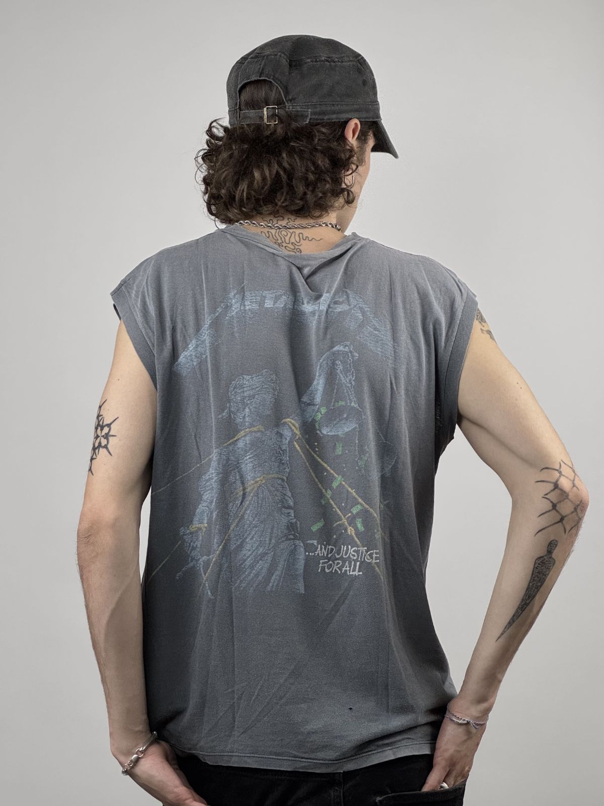Rückansicht des getragenen Metallica Shirts; verdeutlicht den Sitz der „Lady Justice“-Grafik und die authentische Patina des 80s Original-Merchandises.