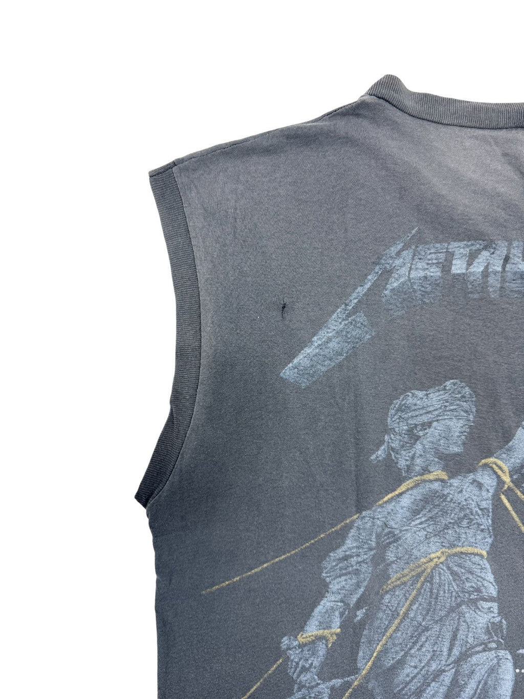 Detailaufnahme des Armausschnitts; zeigt die offene Kantenverarbeitung des Tank Tops und ein kleines authentisches Loch (Pin-Hole) im Vintage-Stoff.