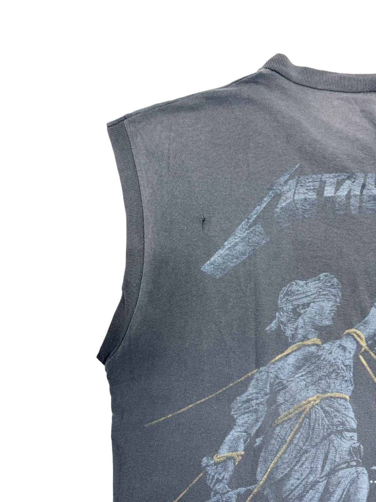 Detailaufnahme des Armausschnitts; zeigt die offene Kantenverarbeitung des Tank Tops und ein kleines authentisches Loch (Pin-Hole) im Vintage-Stoff.