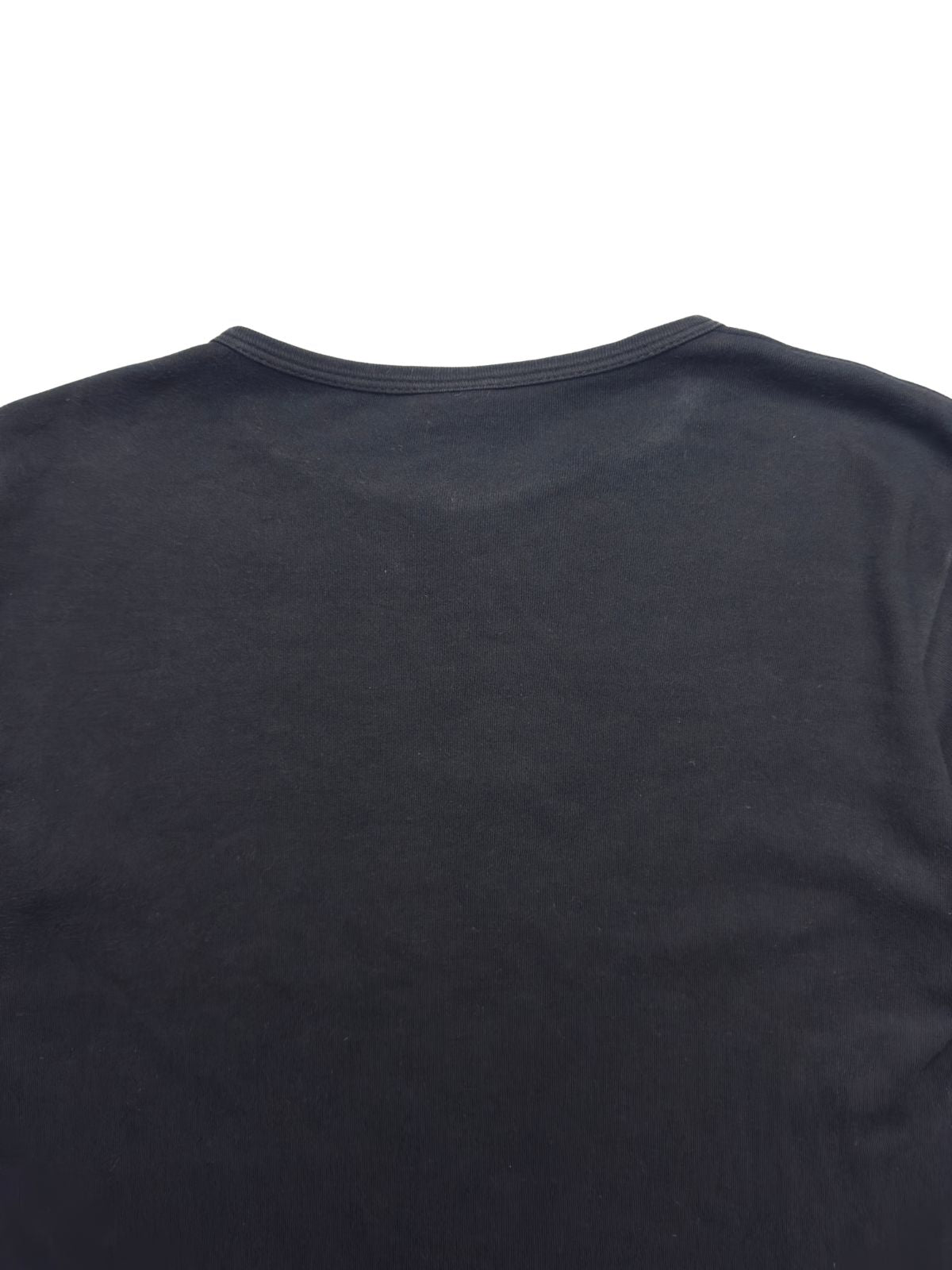 Detailansicht der oberen Rückseite mit Fokus auf die feine Halsausschnitt-Naht und den tiefen Kragenschnitt des Girlie-Tees.