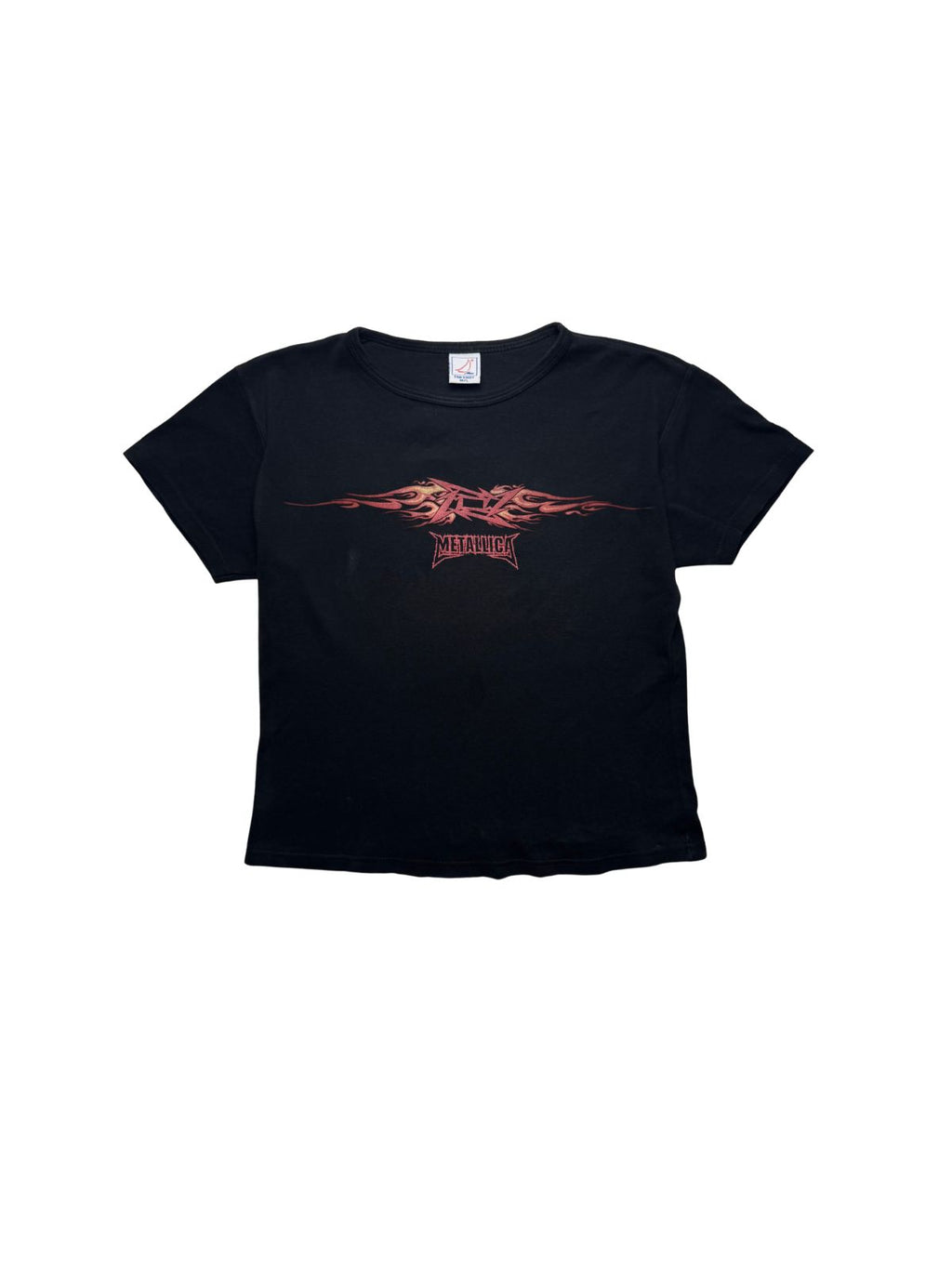 Originales schwarzes Vintage Metallica Girlie / Baby Tee Shirt aus den 2000er Jahren (Y2K) in der vorderen Gesamtansicht. Leicht tailliertes Damen-Bandshirt mit feurigem Metallica-Flammen-Logo.