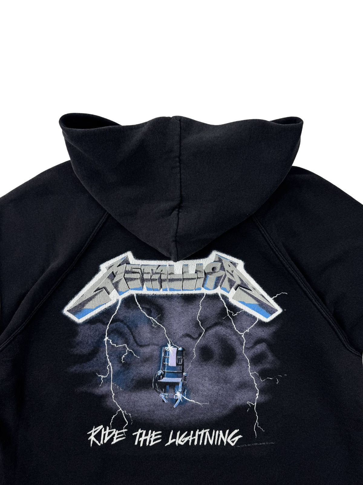 Rückansicht eines schwarzen Metallica-Hoodies mit großem „Ride the Lightning“-Grafikprint, der den elektrischen Stuhl und das Bandlogo zeigt.