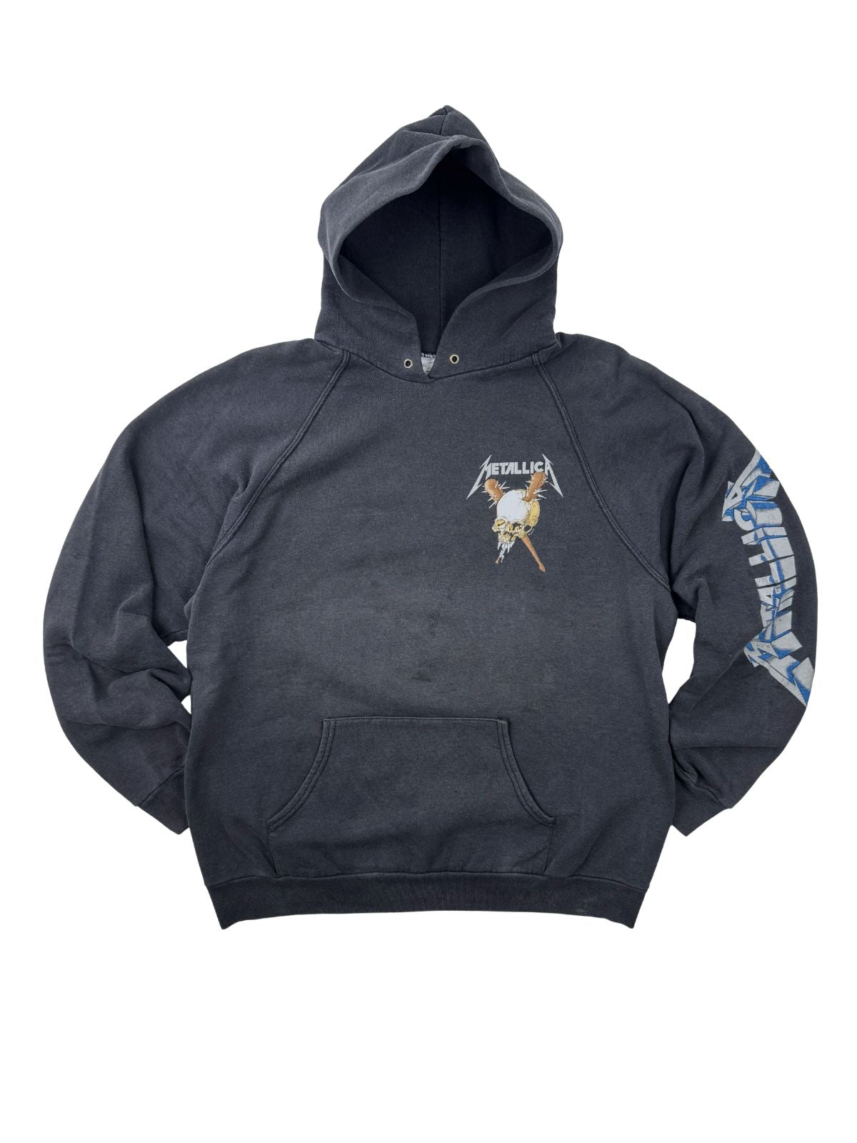 Vorderseite eines verwaschenen schwarzen Metallica-Vintage-Hoodies mit kleinem Totenkopf-Brustprint und Metallica-Schriftzug auf dem Ärmel.