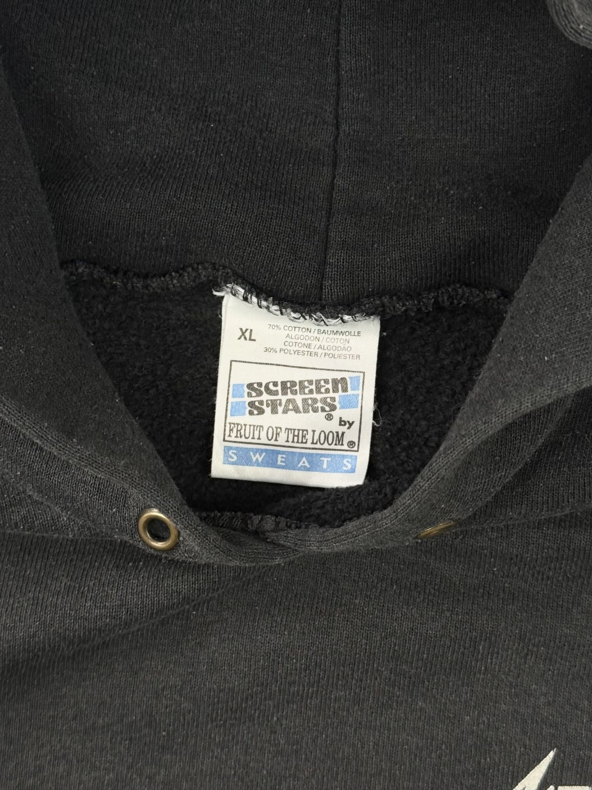 Nahaufnahme des Nackenetiketts: Weißes „Screen Stars by Fruit of the Loom Sweats“ Tag, Größe XL, 70 % Baumwolle / 30 % Polyester.