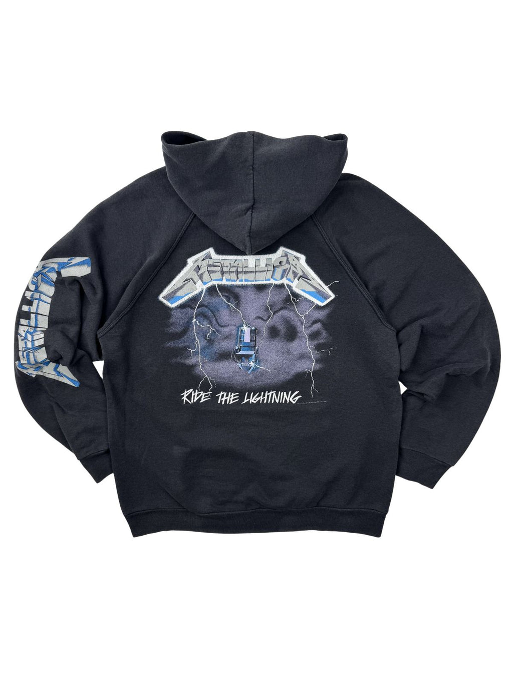 Gesamte Rückansicht des Metallica „Ride the Lightning“ Hoodies mit ikonischem Album-Artwork und dem Band-Logo auf dem linken Ärmel.