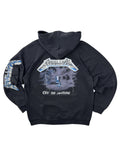 Gesamte Rückansicht des Metallica „Ride the Lightning“ Hoodies mit ikonischem Album-Artwork und dem Band-Logo auf dem linken Ärmel.