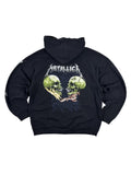 Rückansicht des schwarzen Vintage Metallica Hoodies im Flatlay. Auf dem Rücken befindet sich das große, farbige „Sad But True“-Artwork von Pushead mit zwei sich gegenüberstehenden Totenköpfen.