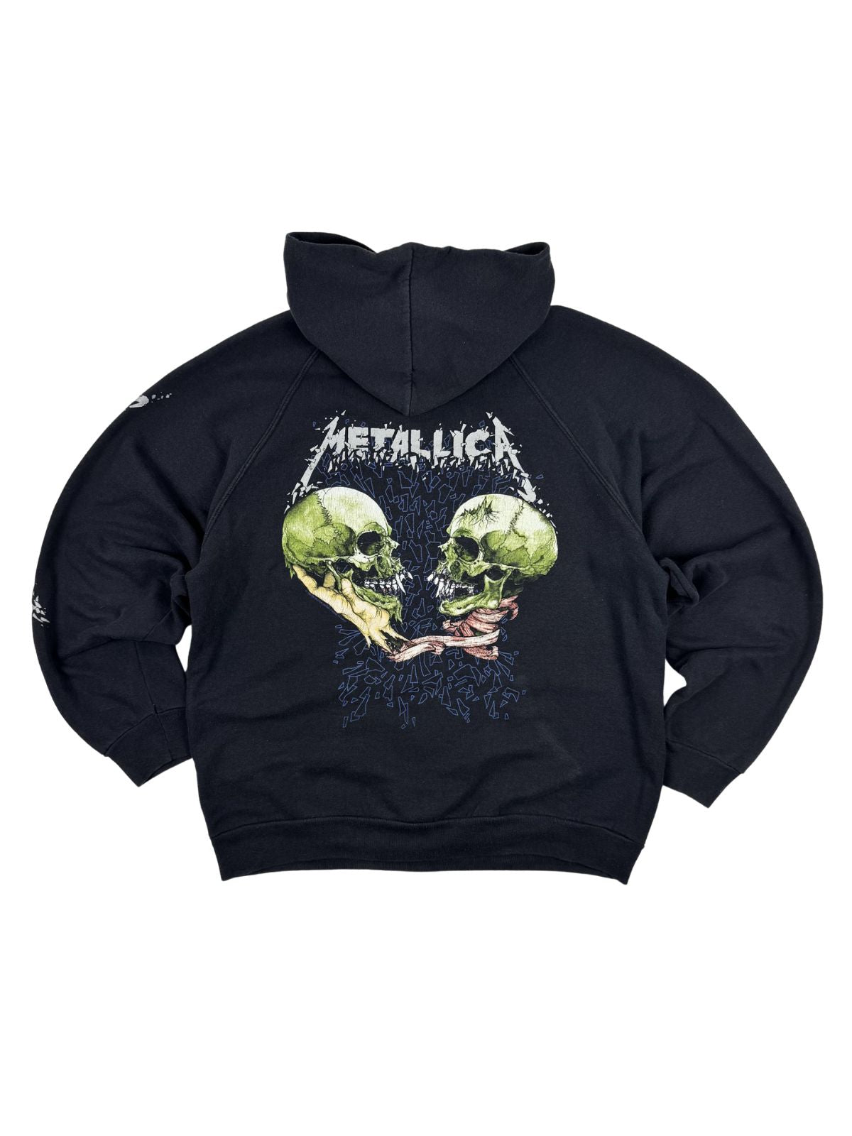 Rückansicht des schwarzen Vintage Metallica Hoodies im Flatlay. Auf dem Rücken befindet sich das große, farbige „Sad But True“-Artwork von Pushead mit zwei sich gegenüberstehenden Totenköpfen.