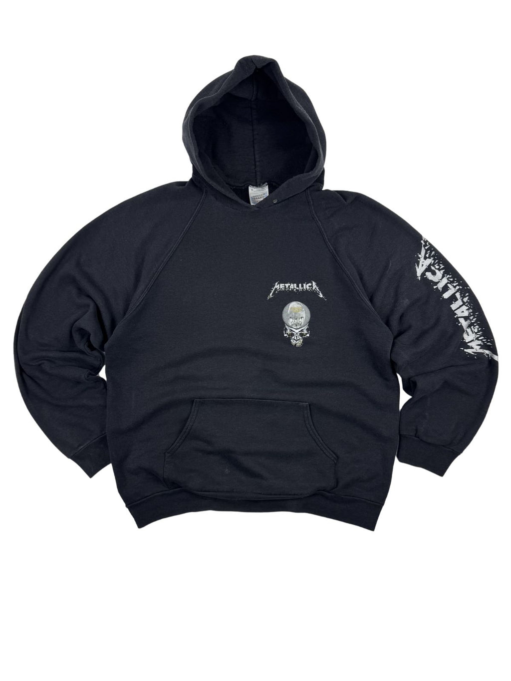 Komplettansicht der Vorderseite eines schwarzen Vintage Metallica Kapuzenpullovers zum Song „Sad But True“ aus dem Jahr 1994. Der Hoodie zeigt einen kleinen Brustprint, einen großen Metallica-Schriftzug auf dem linken Ärmel und eine Kängurutasche. Flatlay auf weißem Hintergrund.