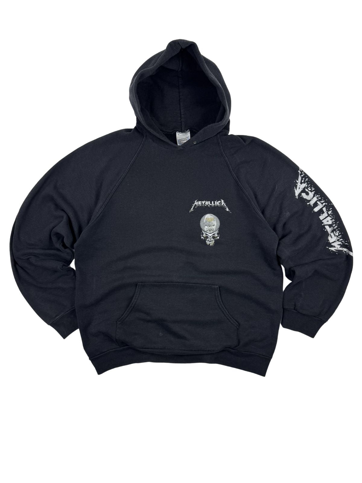 Komplettansicht der Vorderseite eines schwarzen Vintage Metallica Kapuzenpullovers zum Song „Sad But True“ aus dem Jahr 1994. Der Hoodie zeigt einen kleinen Brustprint, einen großen Metallica-Schriftzug auf dem linken Ärmel und eine Kängurutasche. Flatlay auf weißem Hintergrund.