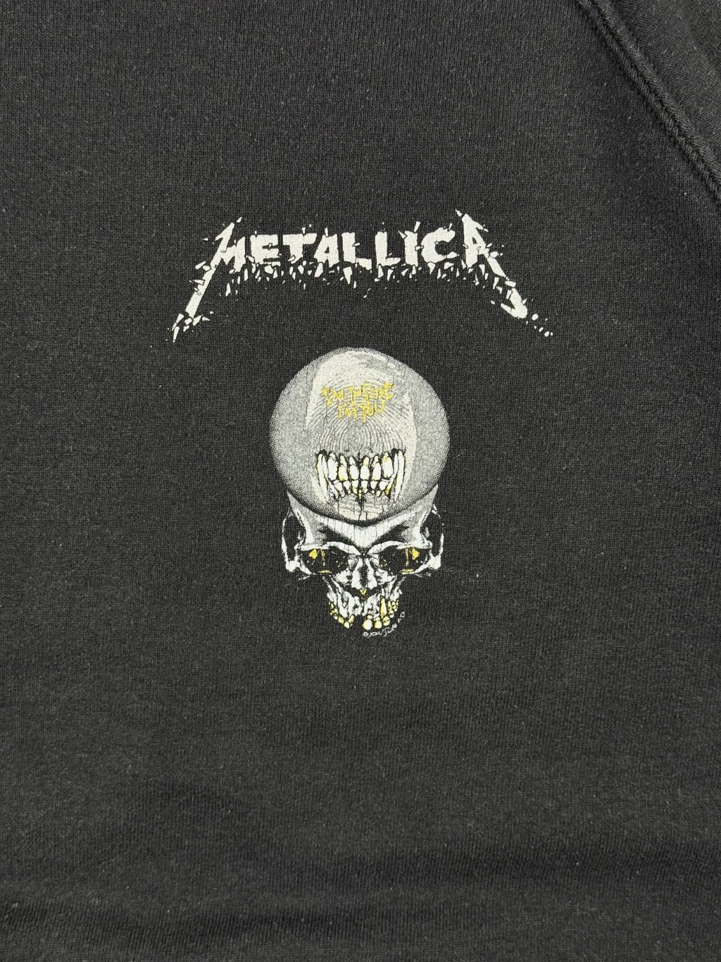 Nahaufnahme des vorderen Brustprints im Pushead-Stil. Zu sehen ist ein geteilter Totenkopf mit der gelben Aufschrift „I'm Inside I'm You“ unter einem weißen Metallica-Logo.