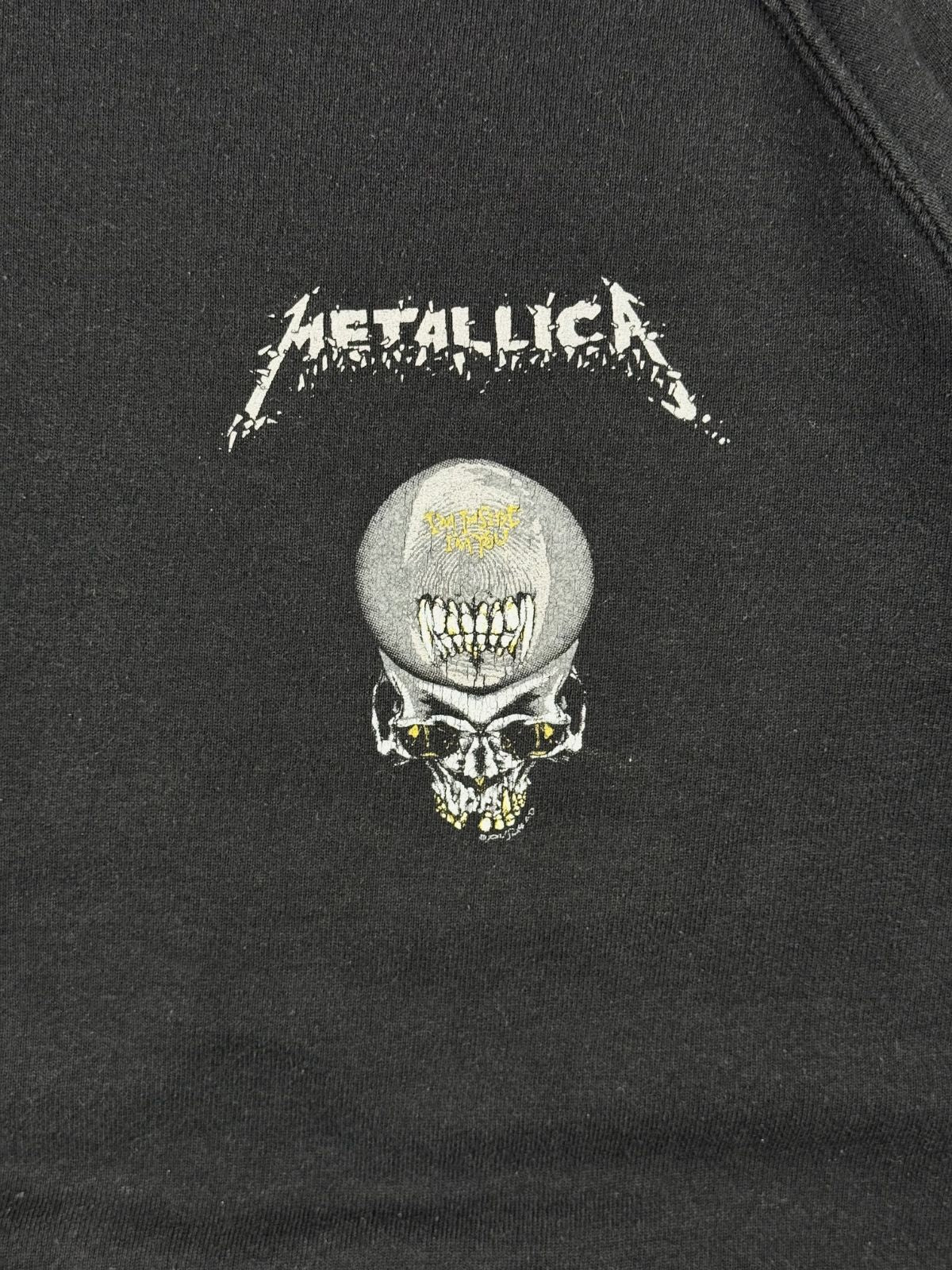 Nahaufnahme des vorderen Brustprints im Pushead-Stil. Zu sehen ist ein geteilter Totenkopf mit der gelben Aufschrift „I'm Inside I'm You“ unter einem weißen Metallica-Logo.