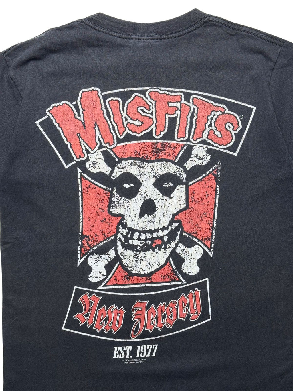 Detaillierte Ansicht des großen Backprints mit rot-weißem Misfits-Logo, eisernem Kreuz und „New Jersey“-Schriftzug.