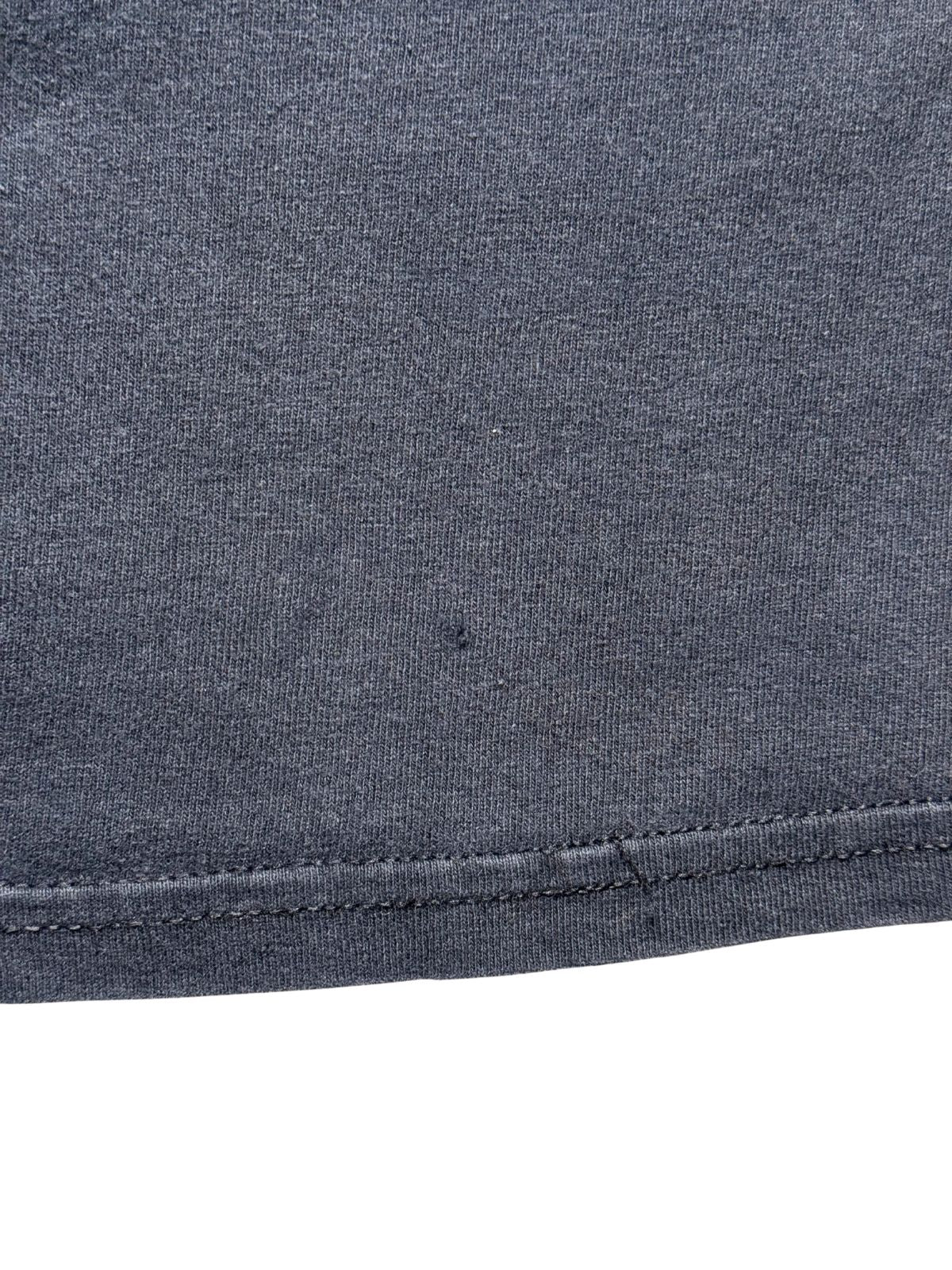 Detailaufnahme des Stoffes knapp über dem Saum zur transparenten Zustandsdokumentation mit einem kleinen Pinhole (Loch).