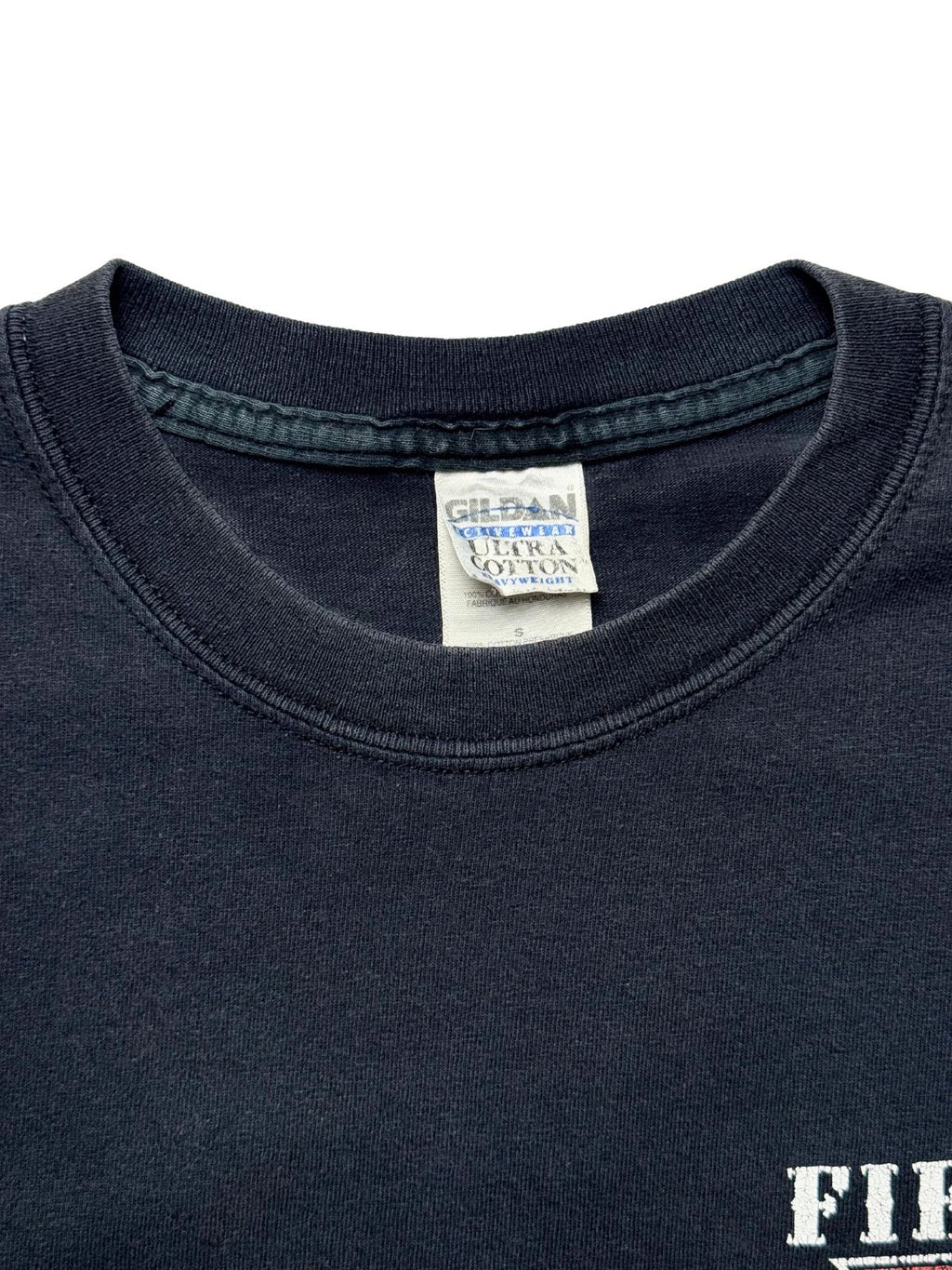 Nahaufnahme des gerippten Kragens mit dem originalen weißen Nackenetikett der Marke „GILDAN Activewear ULTRA COTTON“ in Größe S.