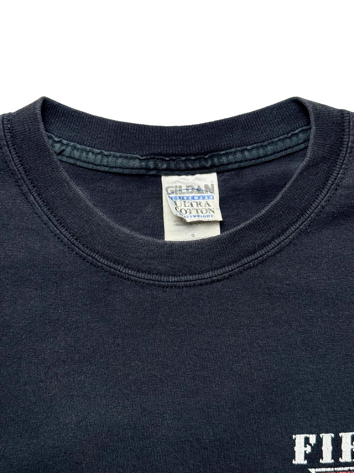 Nahaufnahme des gerippten Kragens mit dem originalen weißen Nackenetikett der Marke „GILDAN Activewear ULTRA COTTON“ in Größe S.