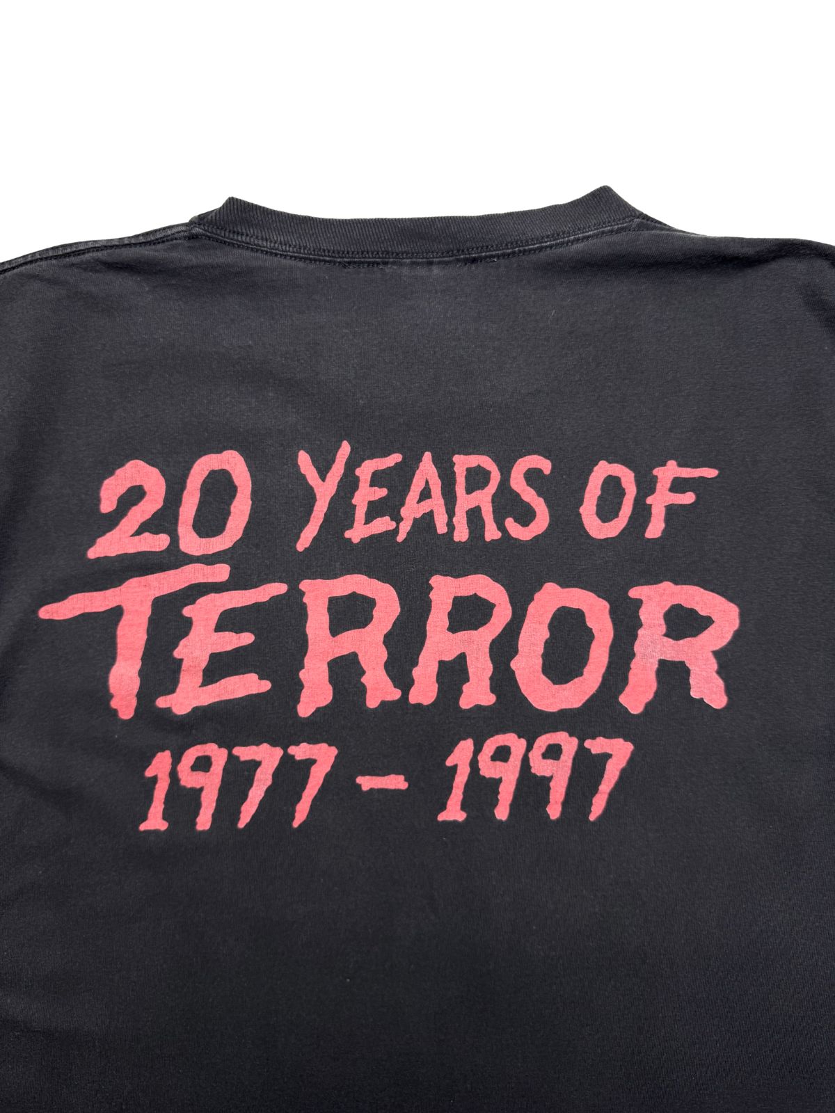 Detaillierte Ansicht des Backprints mit der knalligen, leicht rissigen Aufschrift „20 YEARS OF TERROR 1977-1997“.