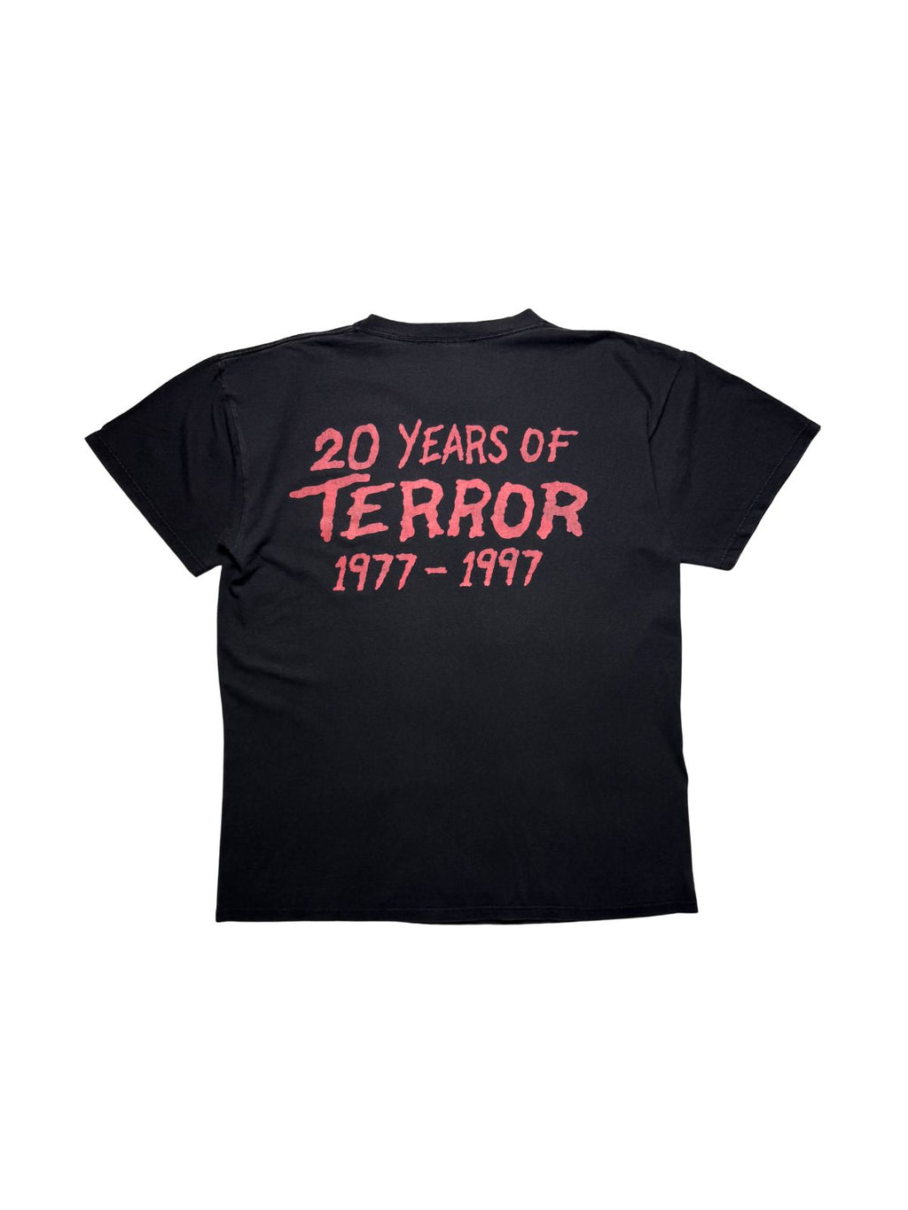 Rückseite des schwarzen Misfits Band-Shirts mit dem rosa-roten Backprint „20 YEARS OF TERROR 1977-1997“ zum 20-jährigen Bandjubiläum.