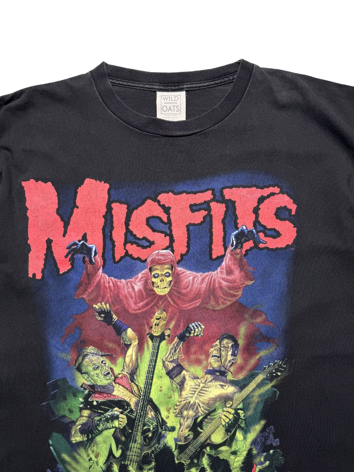 Nahaufnahme der oberen Vorderseite des Horrorpunk-Shirts mit Blick auf den gerippten Kragen, das eingenähte Tag und den oberen Teil des Prints.