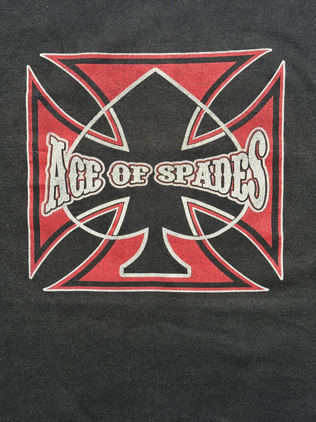 Detailansicht des vorderen Siebdrucks mit dem rot-weißen Eisernen Kreuz, dem Pik-Symbol und dem geschwungenen „Ace of Spades“-Schriftzug im Faded-Look.