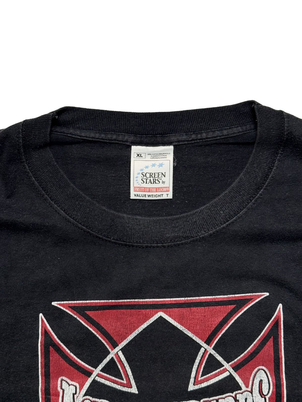 Nahaufnahme des inneren Kragenbereichs mit dem originalen, gut erhaltenen Stoffetikett der Marke „Screen Stars by Fruit of the Loom (Value Weight)“ in Größe XL.