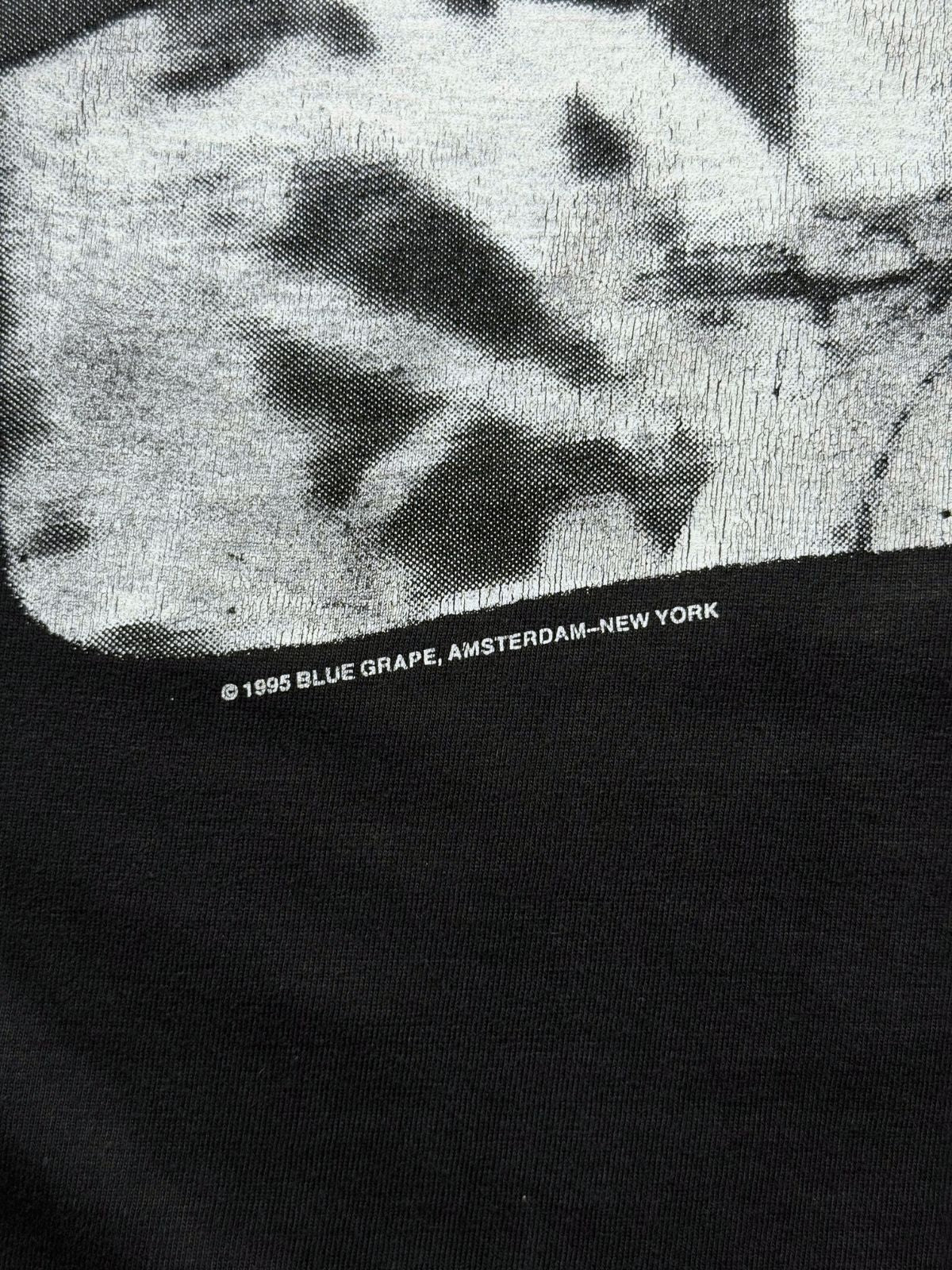 Makroaufnahme der vorderen Lizenzzeile am unteren Print-Rand: „© 1995 BLUE GRAPE, AMSTERDAM–NEW YORK“ zur Echtheitsbestätigung.
